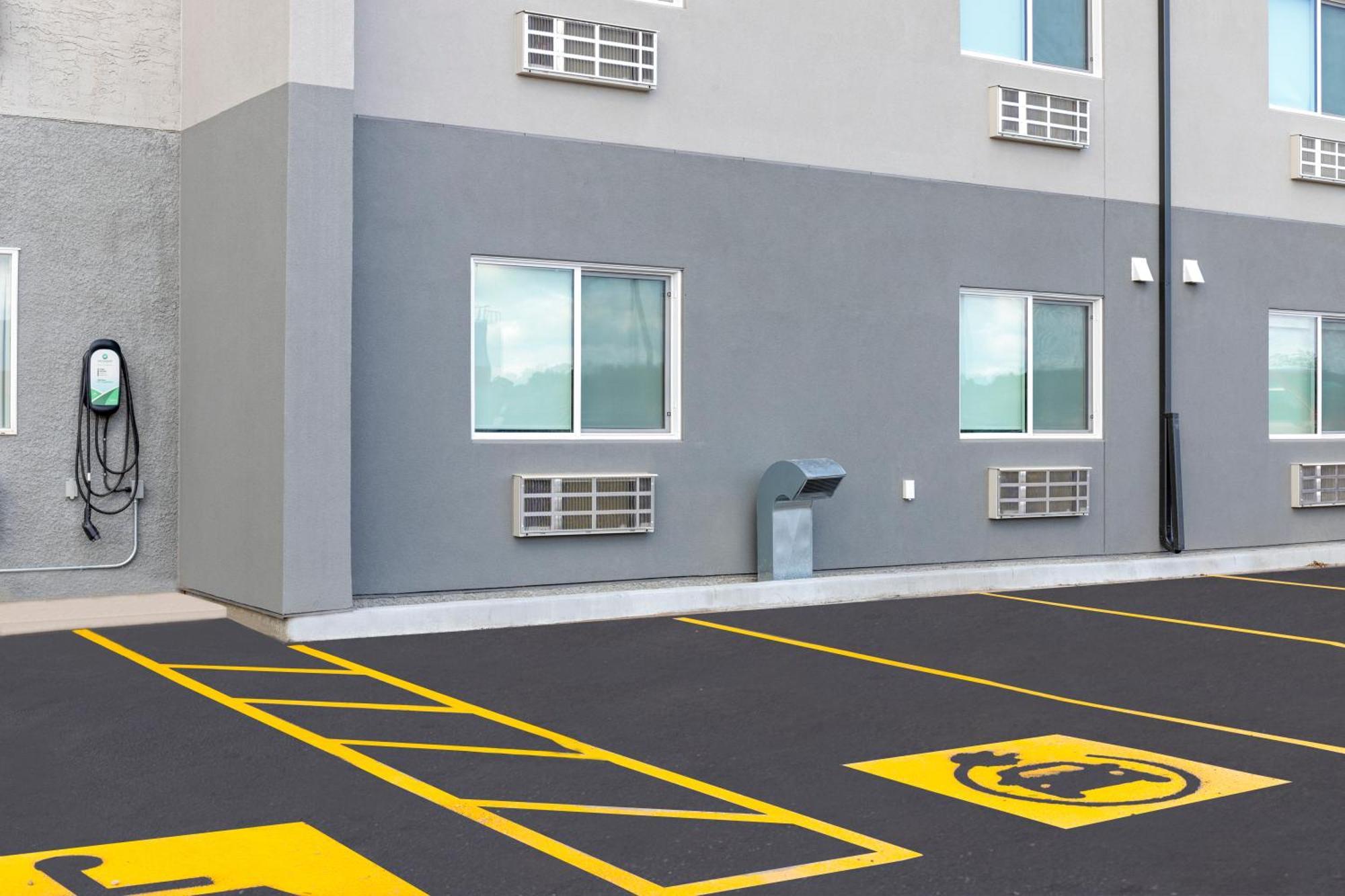 Days Inn By Wyndham Steinbach מראה חיצוני תמונה